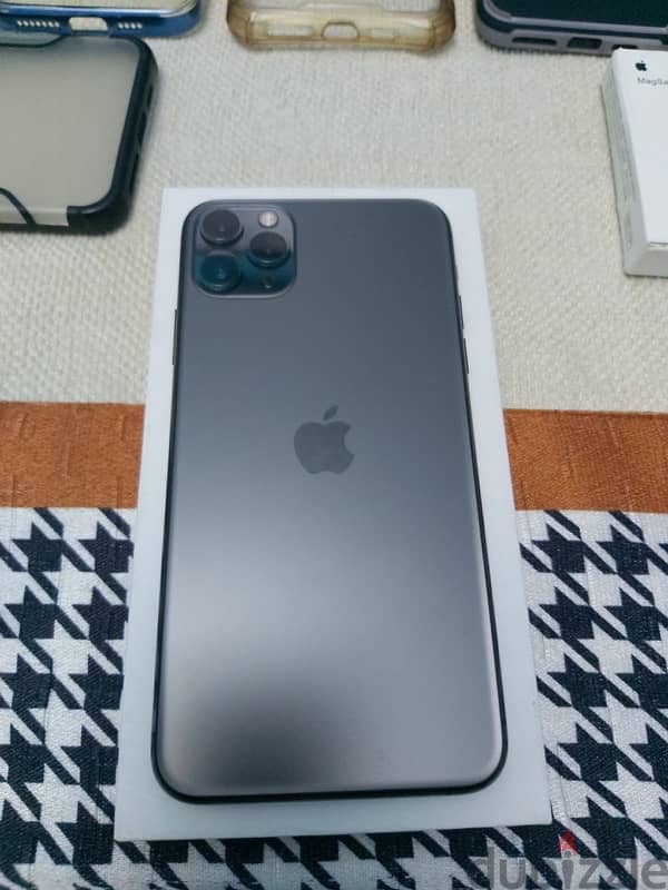 iPhone 11 Pro Max 256 البدل باندرويد عالى 8