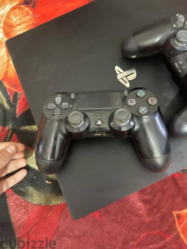 Playstation 4 pro 1 Tera bit  استعمال خفيف معاه دراعين اورجينال 3