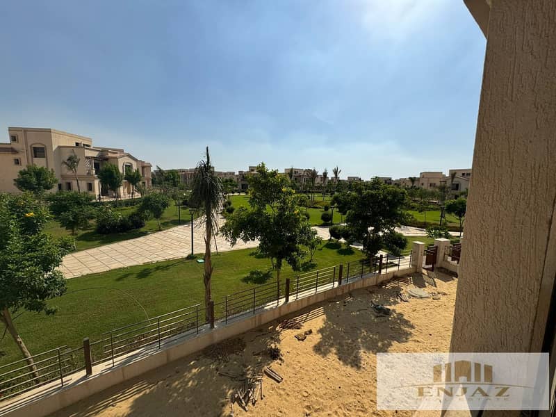 Villa for sale in Madinaty B3 with 12-year payment plan, wide garden view, 570 m 4