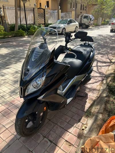 kymco downtown 350i 2022, 14,000 KM.