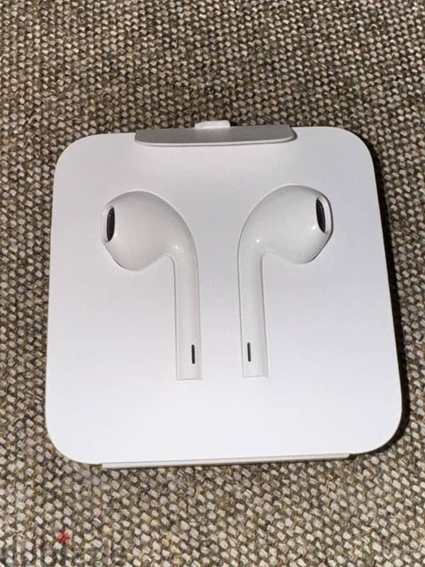 Sealed original Apple Lightning Earpods. 0