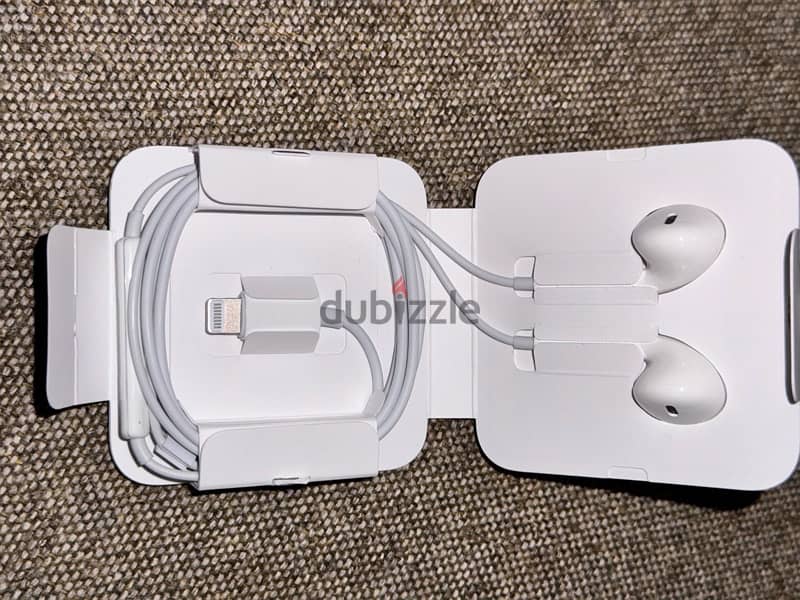 Sealed original Apple Lightning Earpods. 4