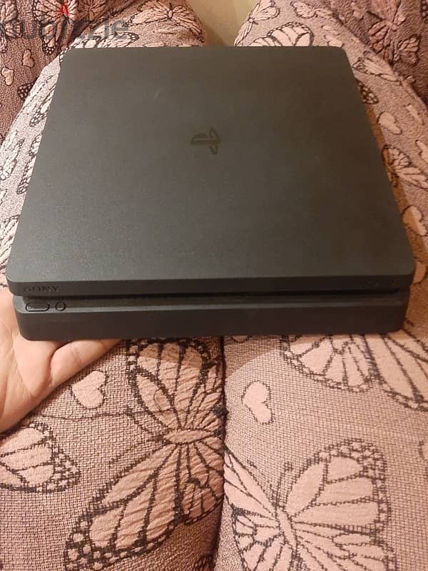 ps4 slim معدل معاه ٤ دراعات اوريجنال مساحه 500 جيجا 1