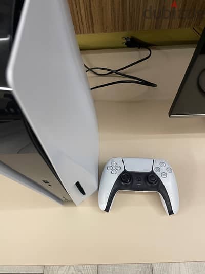 PlayStation 5 used with a controller بلايستيشن ٥ للبيع مع جهاز تحكم