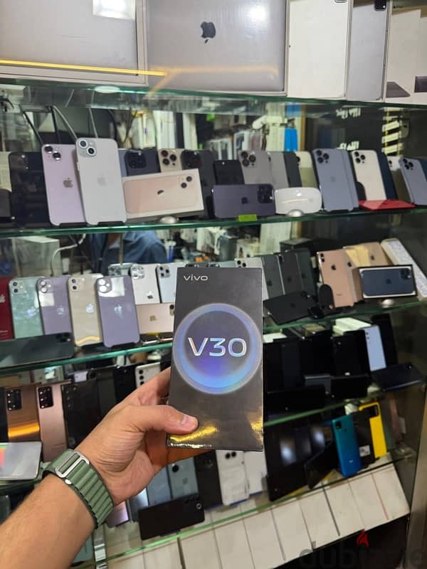 VIVO V30  جديد متبرشم 3