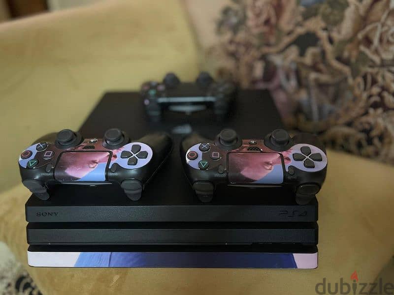 ps4 pro online 1 tera with 3 controllers and one CD 1