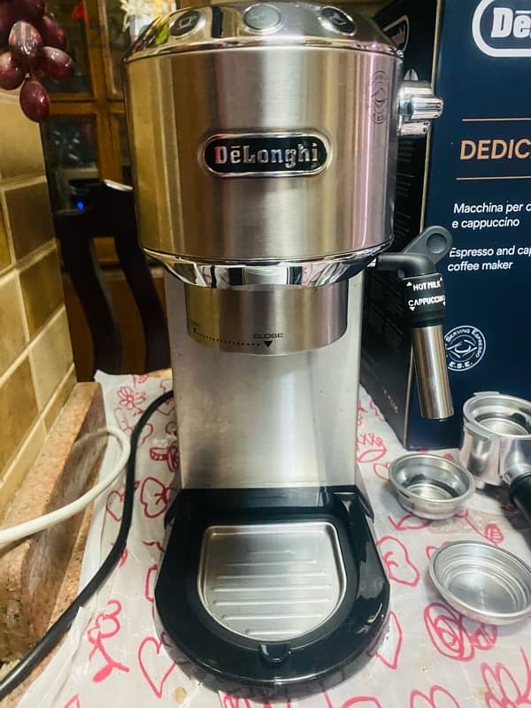 ماكينه قهوه ديلونجي ديديكا Delonghi Dedica EC685 2