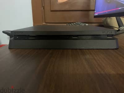 PS4 Slim 500gb بدون دراع، عليه العاب