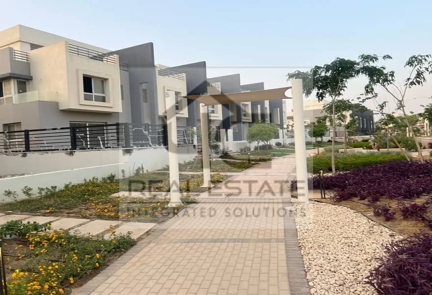 Under price market Town house corner C11 Direct on land scape for sale in Hyde Park 9