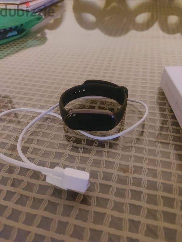 xiaomi smart band 8  used like new with box and charger 1