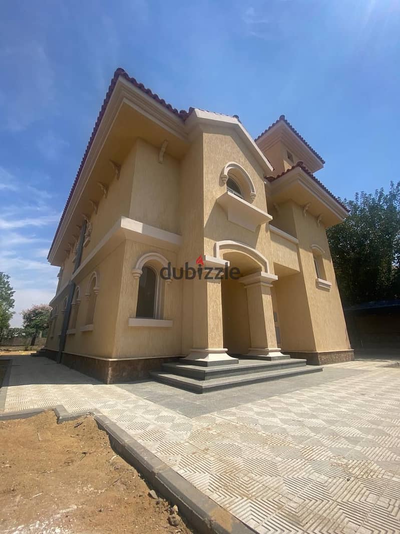 For rent in Madinaty, villa, madinaty villa Color stand separately 4 rooms, company finishing View Wide Garden Ground floor, first floor, roof, and a 2