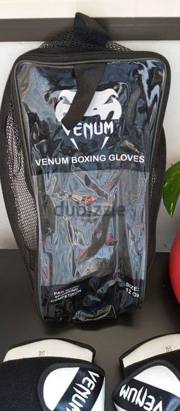 venum gloves 3