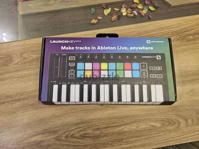 Novation Launch Key Mini (just like new)  فتح علبة فقط حالة نادره