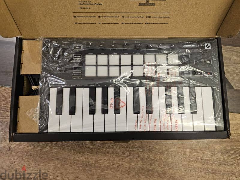 Novation Launch Key Mini (just like new)  فتح علبة فقط حالة نادره 2