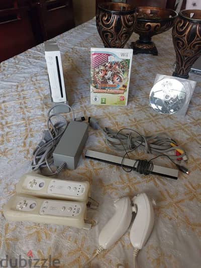 Nintedo wii console with 2 CDS full of entertainment