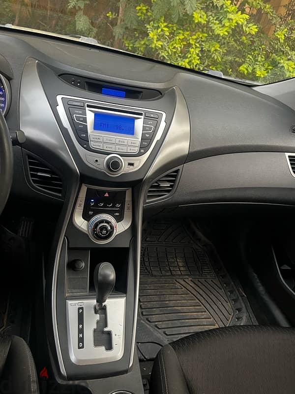 Hyundai Elantra 2012 1