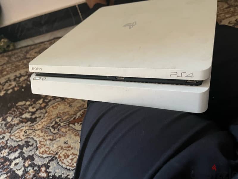 PlayStation 4 slim 500gb+ cd room and 2 joysticks 4