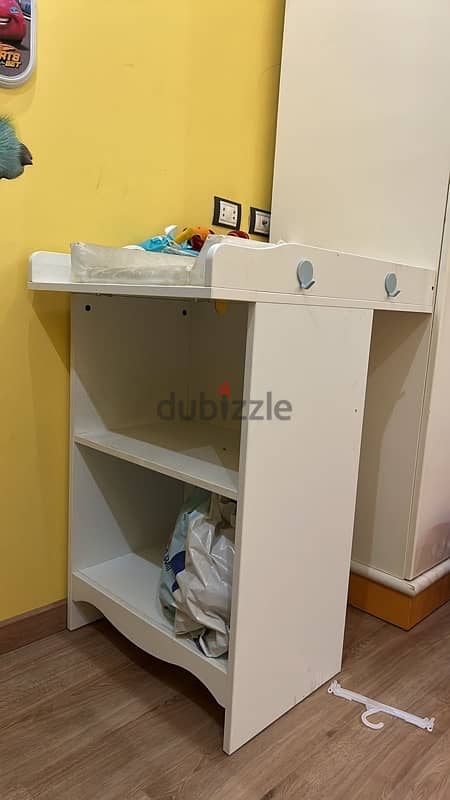 baby changing table with all accessories 0