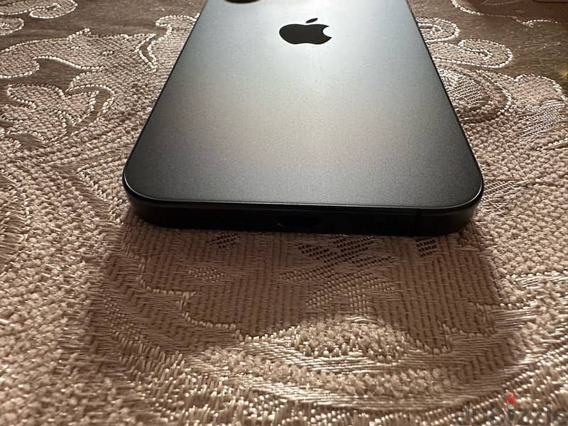 iPhone 15 Pro Max  256GB  black titanium 5