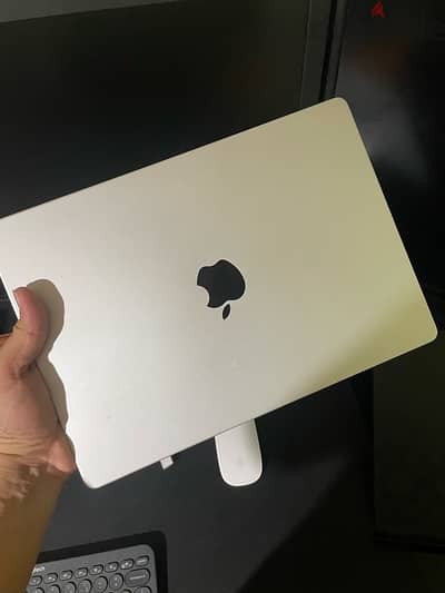 Macbook 14-inch M1 Pro 10core cpu, 16 core gpu, 1 TB, battery 95%