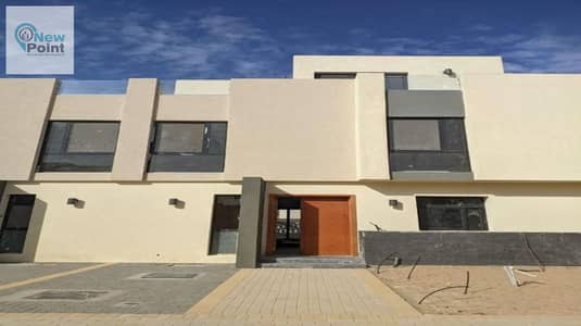 In front of the International Medical Center, own a townhouse for delivery within months in a compound already inhabited in Shorouk