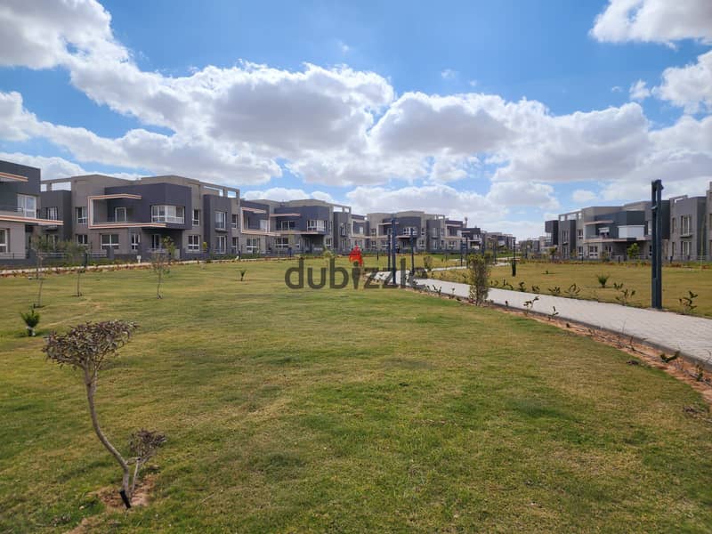 For quick sale, a ground floor apartment with a garden, ready for occupancy, luxuriously finished, in the heart of Grand Heights, in installments 5