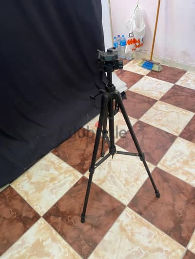 حامل ثلاثي القوائم ( tripod )