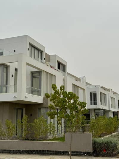 Townhouse for Sale in Front of Mountain View Giza Plateau, Prime Location Steps from New Giza