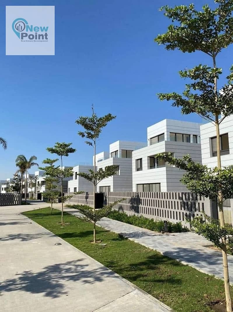 For sale at the best price, own a 243-square-meter villa, immediate delivery + super deluxe finishing, in Al Burouj, El Shorouk 5