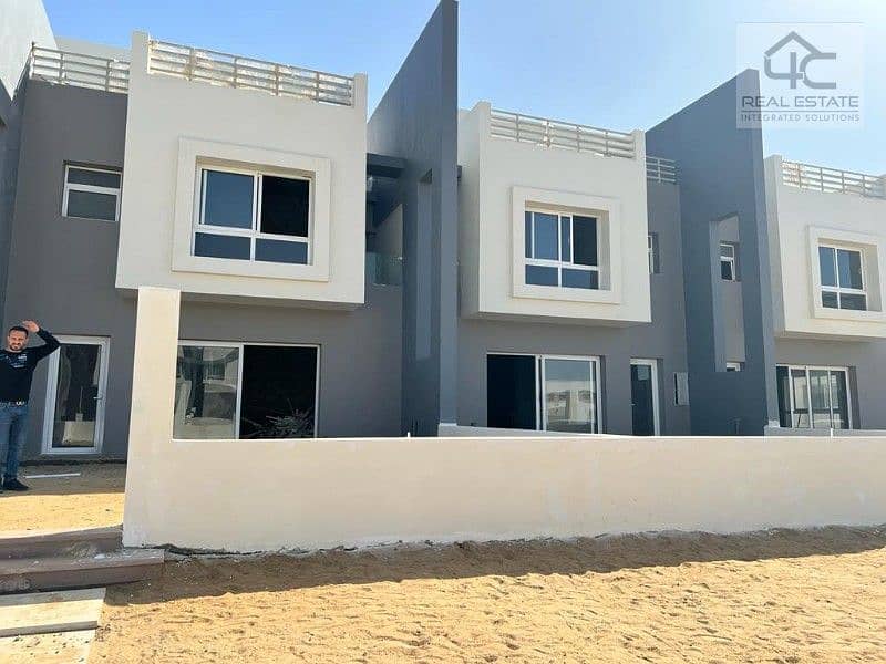 The lowest total for townhouse 215m with the nearest receipt with an open view on the southern 90th with an open view 0