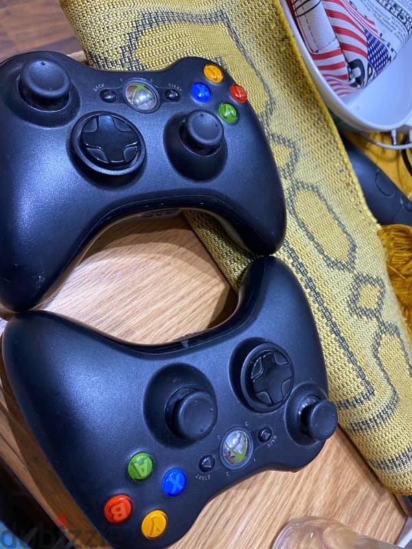 2xbox360 controllers 1