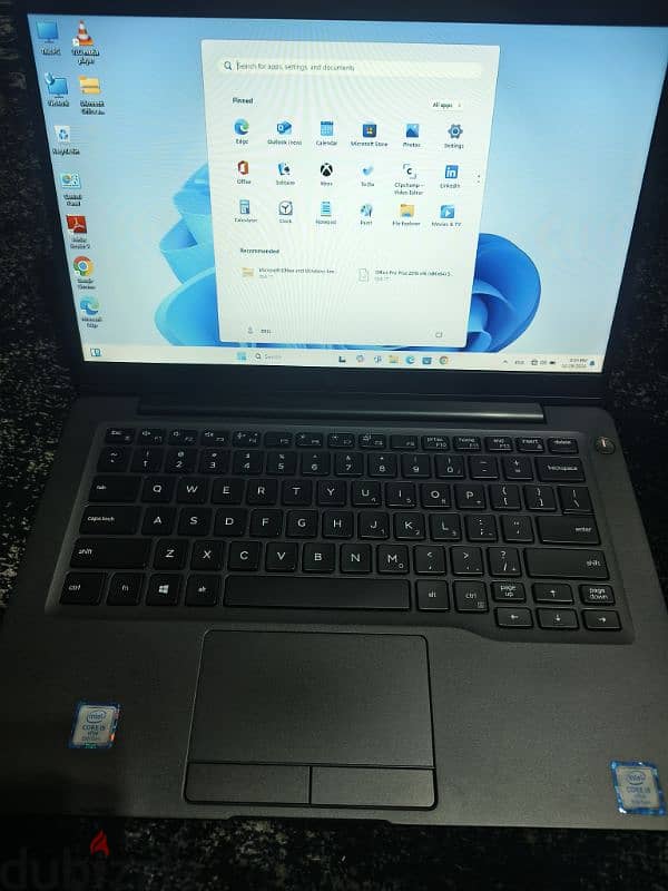 laptop Dell latitude 7300. Core i5 Gen 8. ram8. ssd 256.13. 3inch. slim 2