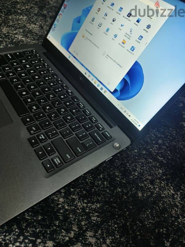 laptop Dell latitude 7300. Core i5 Gen 8. ram8. ssd 256.13. 3inch. slim 4