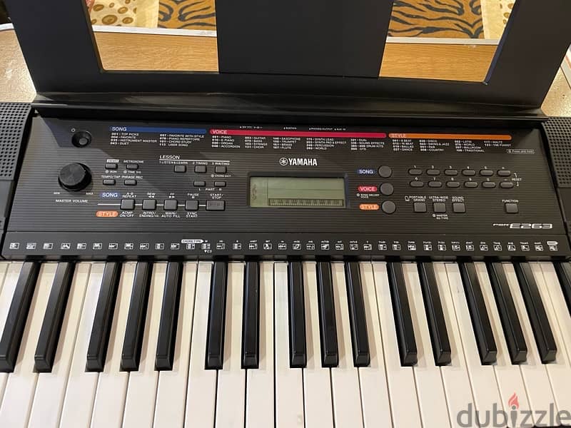 korg Yamaha psr-E263 used like new with the box and the cases 2