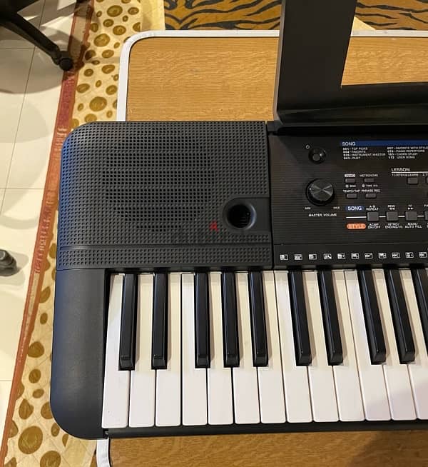 korg Yamaha psr-E263 used like new with the box and the cases 3