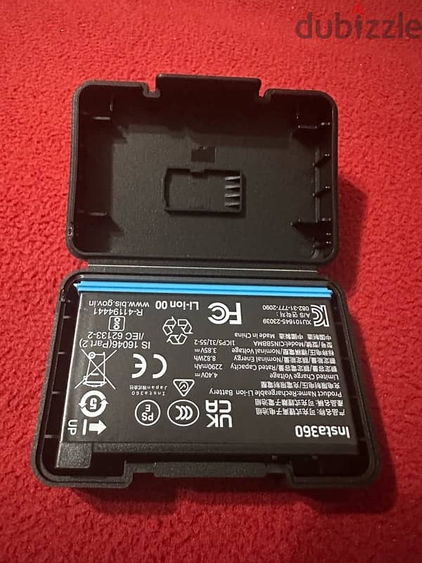 Insta360 X4 batteries and fast charger 1