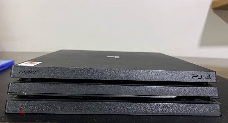 Ps4 Pro 1TB + 2 controller UAE version 3