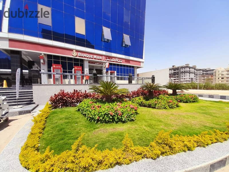 Administrative headquarters for rent, 113 meters, finished, with a view on the front of a mall in Mokattam 5