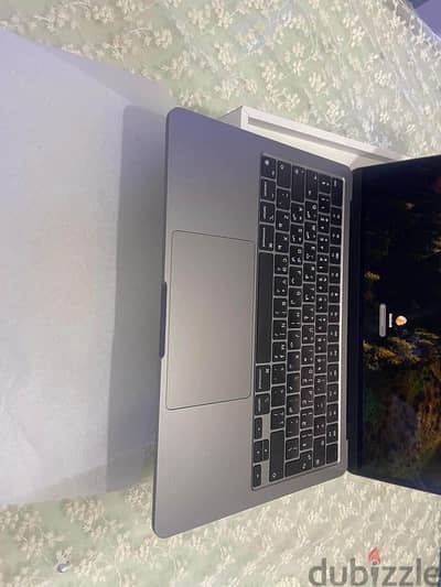 Macbook Air M2 كالجديد تمامًا