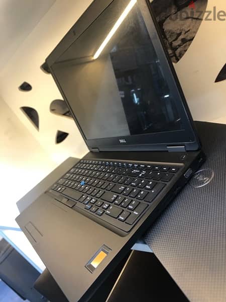 Dell 5580 i5 جيل سادس vpro  ram8G 256SSD 15.6 FHD ips 3