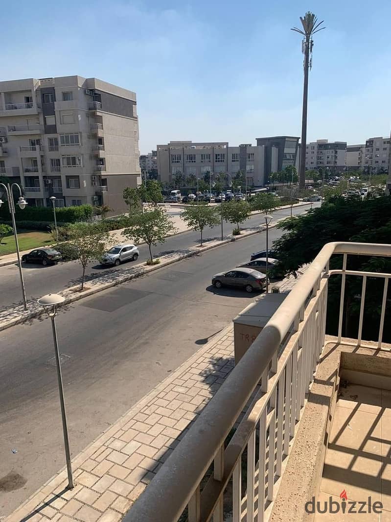 Apartment for sale in a prime location, 140 meters in B10, Madinaty, directly behind the services, close to All Seasons Park and Craft Zone, 0