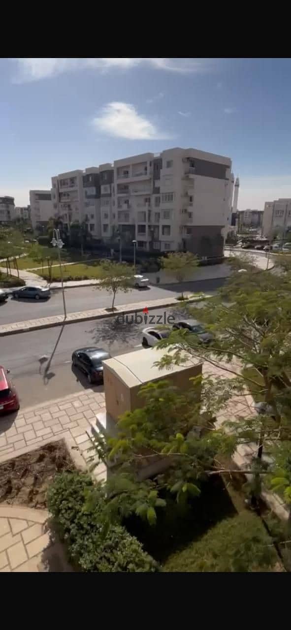 Apartment for sale in a prime location, 140 meters in B10, Madinaty, directly behind the services, close to All Seasons Park and Craft Zone, 1