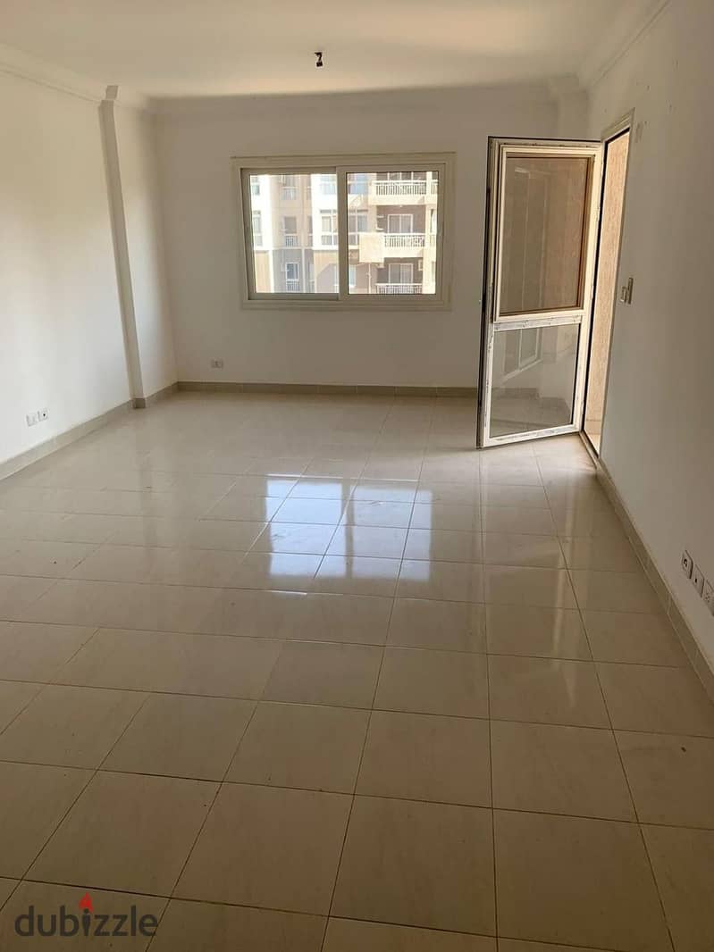 Apartment for sale in a prime location, 140 meters in B10, Madinaty, directly behind the services, close to All Seasons Park and Craft Zone, 4