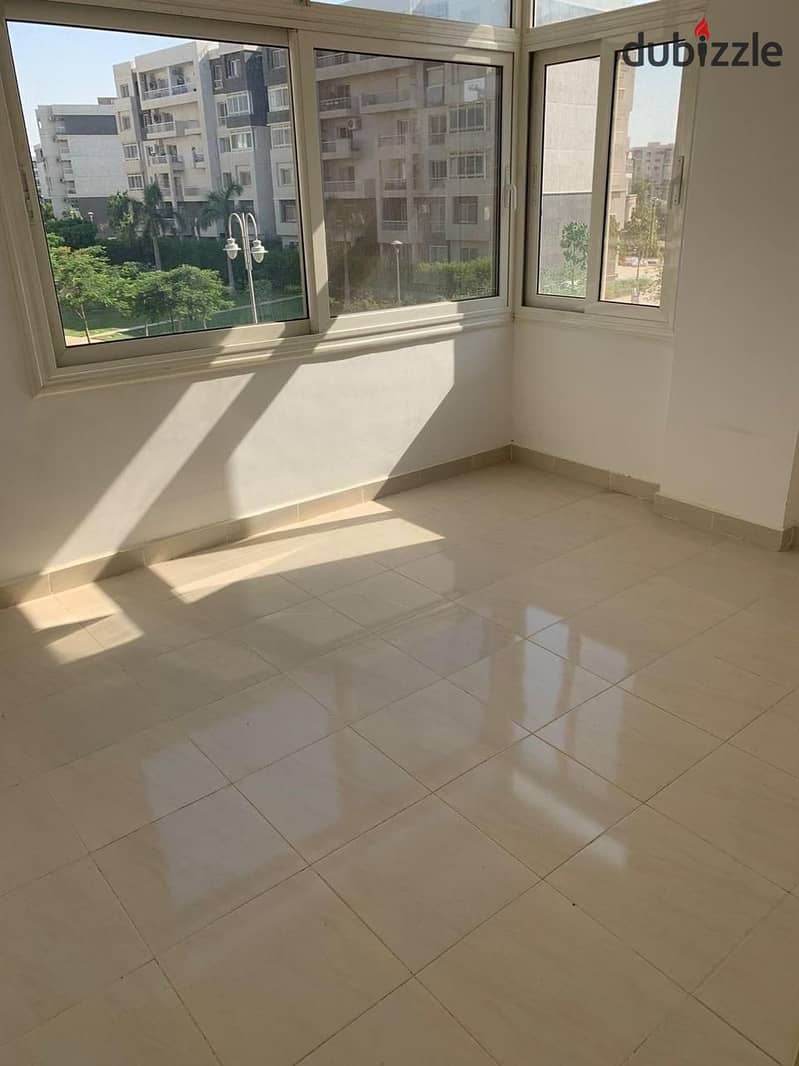 Apartment for sale in a prime location, 140 meters in B10, Madinaty, directly behind the services, close to All Seasons Park and Craft Zone, 7