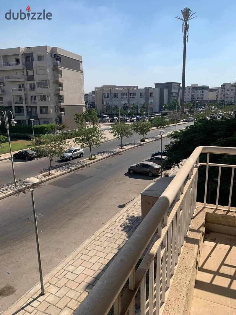 Apartment for sale in a prime location, 140 meters in B10, Madinaty, directly behind the services, close to All Seasons Park and Craft Zone, 8