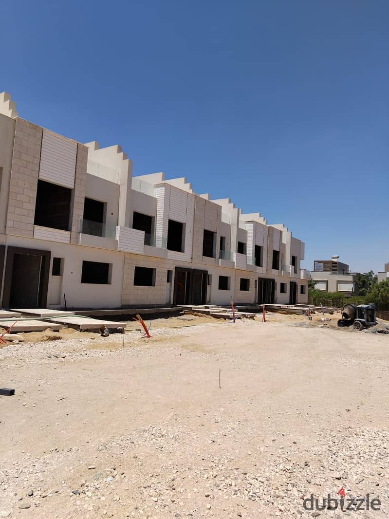 Own a townhouse at a special price and an area of ​​176 sqm in Azzar 2 Compound - Ready Group 4