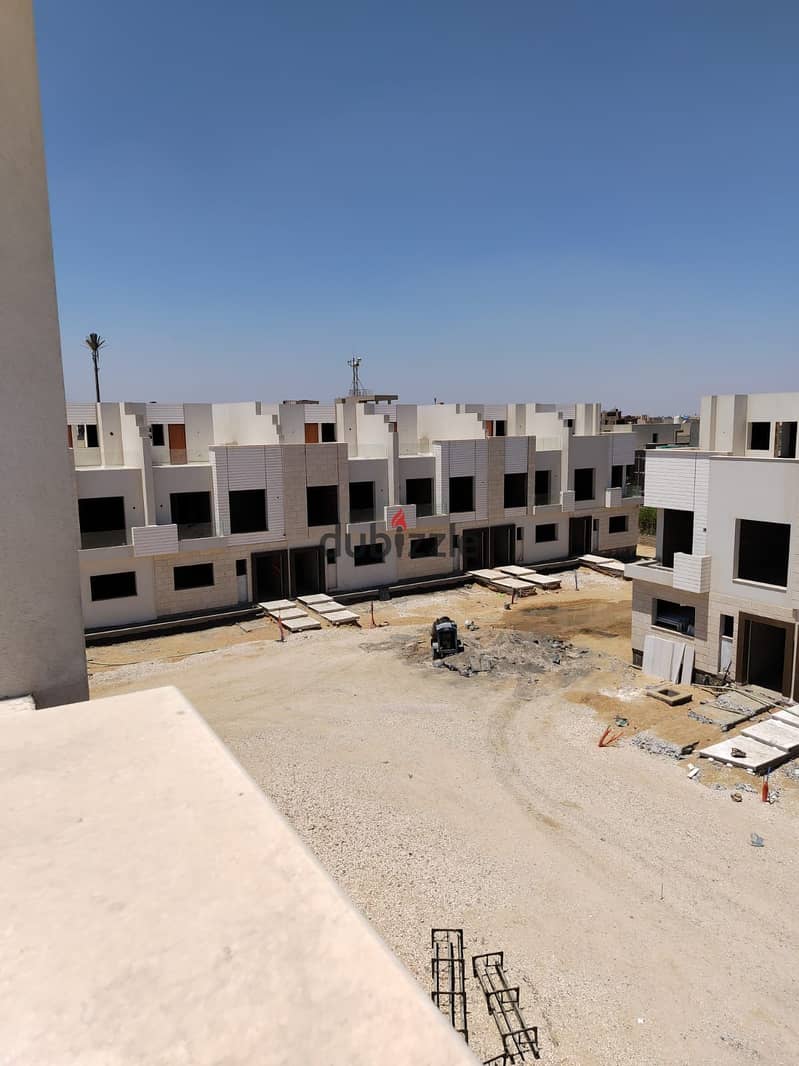 Own a townhouse at a special price and an area of ​​176 sqm in Azzar 2 Compound - Ready Group 5