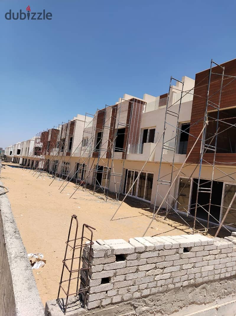 Own a townhouse at a special price and an area of ​​176 sqm in Azzar 2 Compound - Ready Group 7