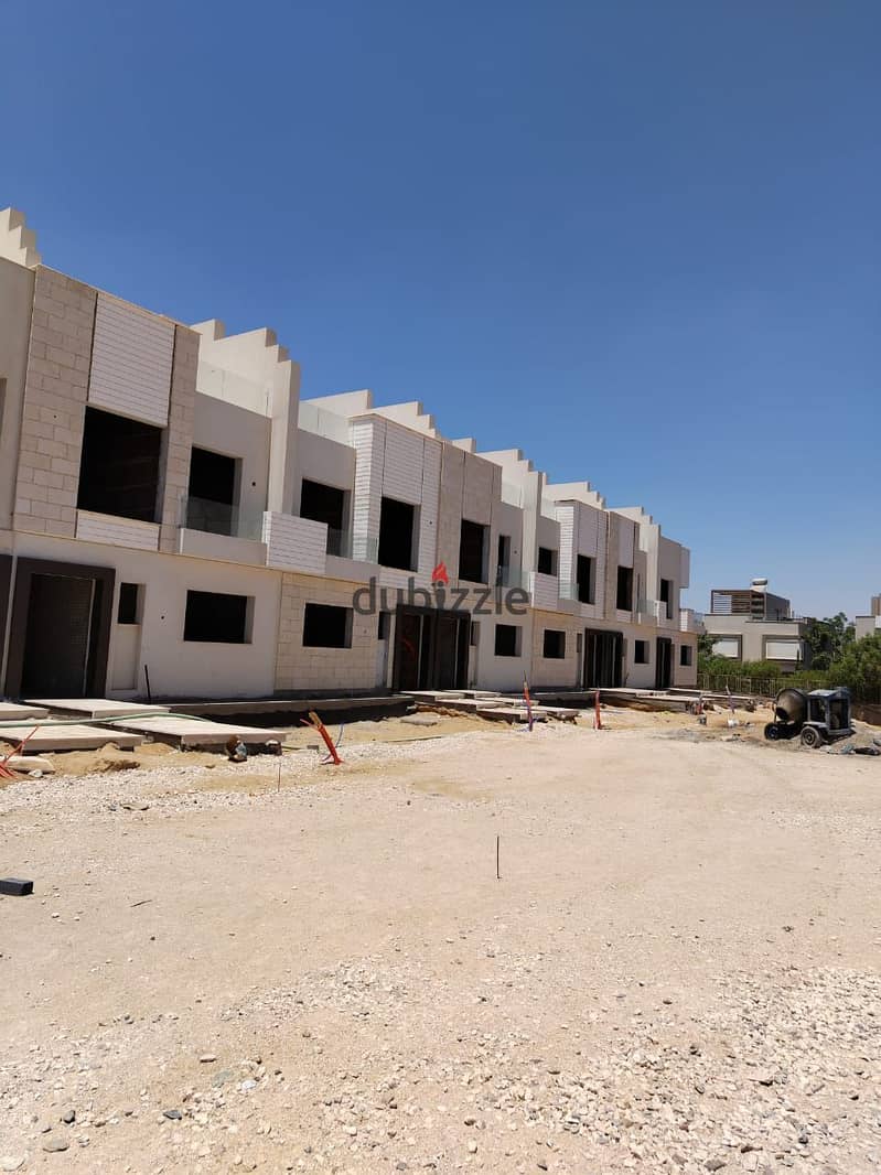 Own a townhouse at a special price and an area of ​​176 sqm in Azzar 2 Compound - Ready Group 10