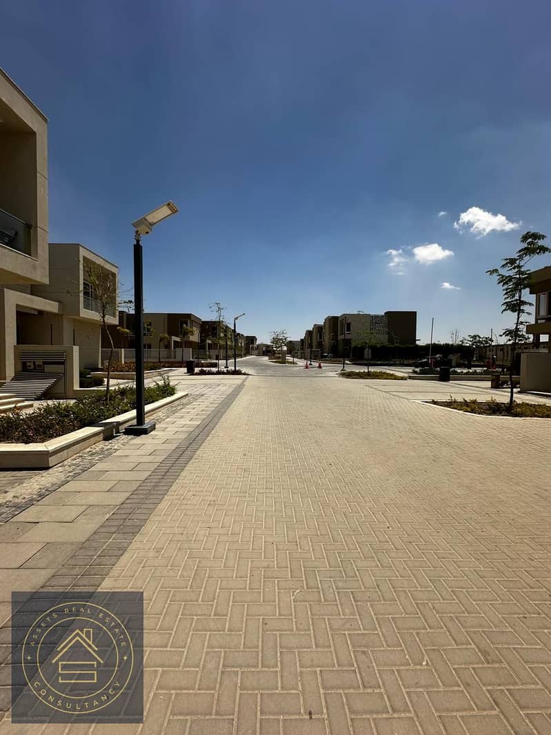 Townhouse (Resale) in Badyā by Palm Hills  Location: Prime location in Badyā, offering complete privacy with views of green spaces and lakes. o 23